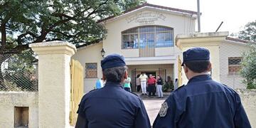 Policías durante las elecciones (Web)