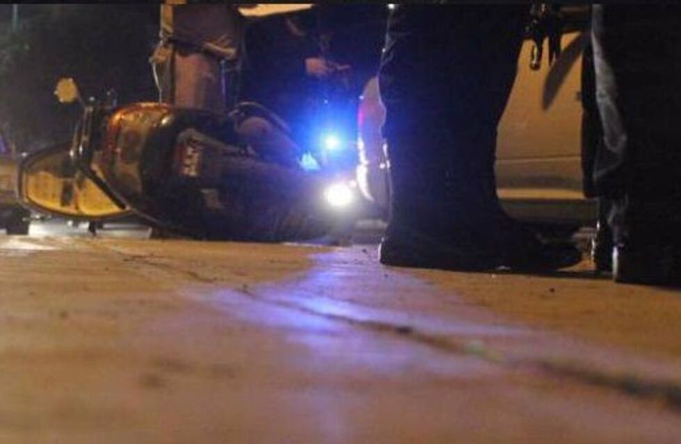 Motociclista se incrustó en acoplado de camión y murió