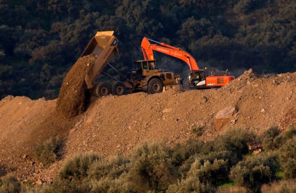 Cambio de planes para rescatar al chico que cayó en un pozo en España: perforan un túnel vertical y paralelo