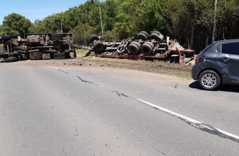 Volcó un camión con acoplado en la ruta 33 y el tránsito estuvo cortado
