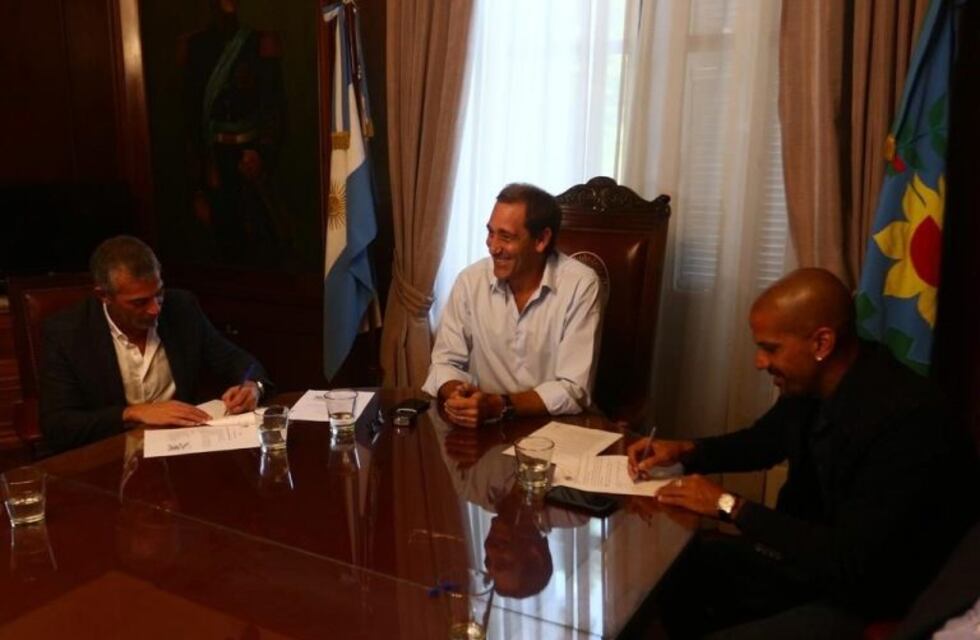 Pintadas en El Bosque: Garro citó a los presidentes de Estudiantes y Gimnasia