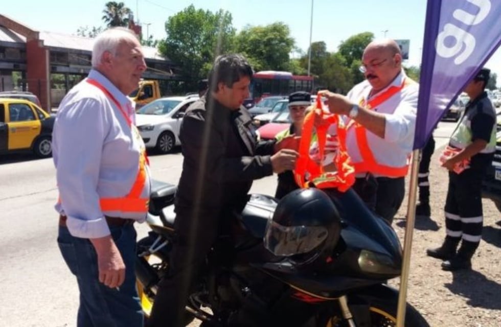 Operativo por las fiestas: entregan chalecos refractarios a motociclistas
