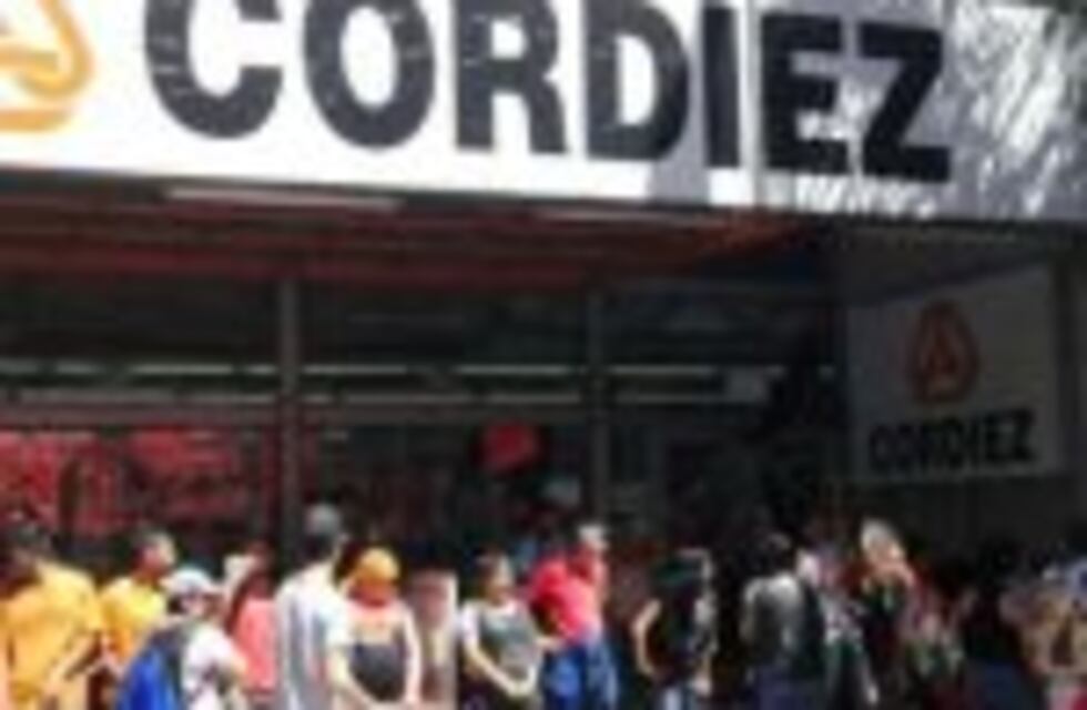 Organizaciones piden alimentos frente a los súper