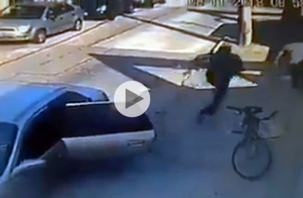 Casi atropellan a una mujer que estaba corriendo para evitar ser asaltada