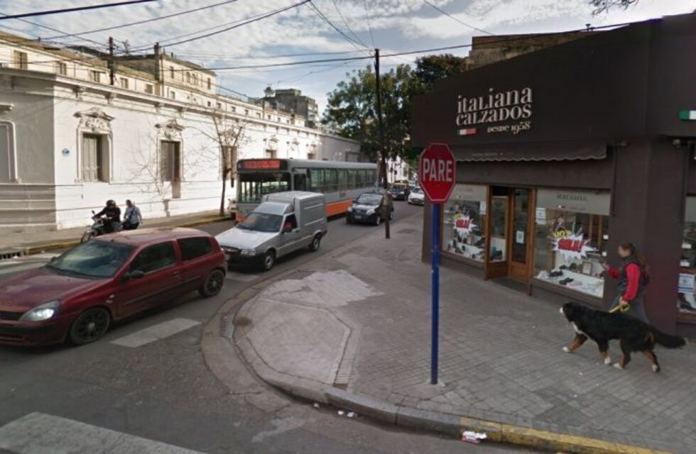 No respetó un cartel de pare, chocó a un taxi e hirió a una pasajera