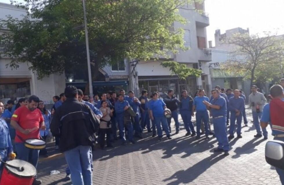 Trabajadores de Calzados Catamarca protestan frente a Casa de Gobierno