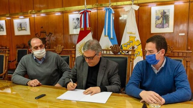 El intendente Martín Llaryora firmó el acuerdo para recibir la asistencia financiera ante la emergencia sanitaria\u002E