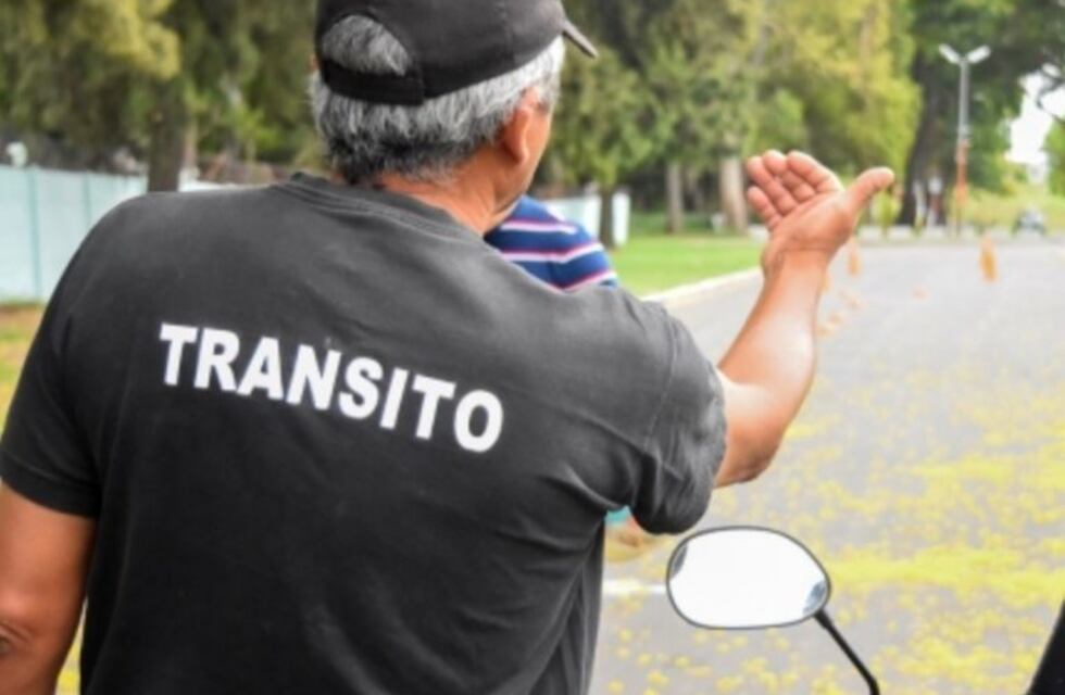 De no creer: pasó en rojo, le llevaron su auto al corralón, pero con su hija dentro