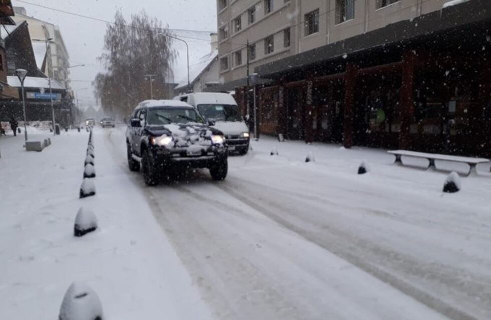 Por la nevada y el aislamiento, piden evitar circular en Bariloche