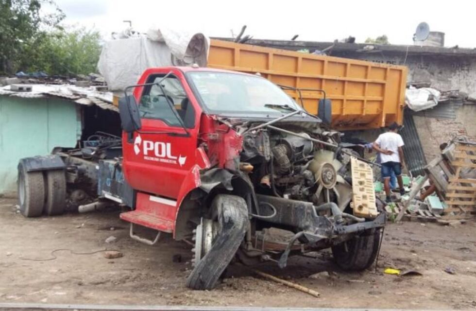 Impresionante choque entre un tren y un camión en Córdoba