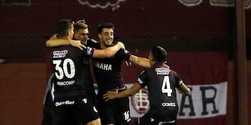 BUE15 - BUENOS AIRES (ARGENTINA), 21/09/2018\u002E- Los jugadores de Lanús festejan el gol conseguido contra San Lorenzo hoy, jueves 21 de septiembre del 2017, durante el partido de vuelta de los cuartos de final de la Copa Libertadores, entre los argentinos San Lorenzo y Lanús que se disputa en el Estadio Ciudad de Lanús-Néstor Díaz Pérez, en Buenos Aires (Argentina)\u002E EFE/Demián Estévez