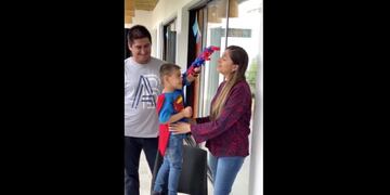 El tierno video de un cordobesito que recibió una prótesis y lo primero que hizo fue acariciar a sus padres
