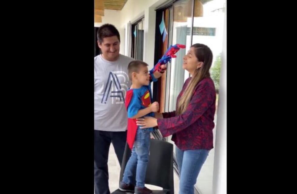 El tierno video de un cordobesito que recibió una prótesis y lo primero que hizo fue acariciar a sus padres