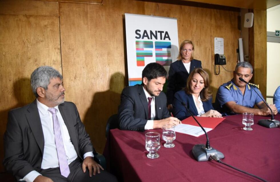 Comenzarán a retirar progresivamente los vehículos abandonados frente a las comisarías