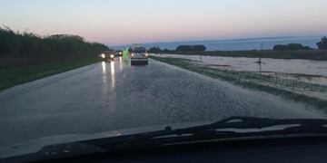 El tránsito está restringido para los vehículos; pasan camiones y micros\u002E (MariLau Giorgi)