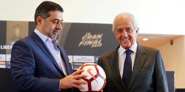 Boca Juniors' president Daniel Angelici (L) and his conterpart of River Plate Rodolfo D'Onofrio pose during a news conference ahead of the first leg of the Copa Libertadores final match in Buenos Aires, Argentina November 9, 2018\u002E REUTERS/Marcos Brindicci