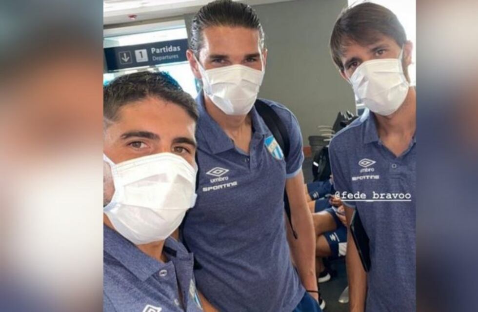 El plantel de Atlético Tucumán viajó en avión a Buenos Aires con barbijos