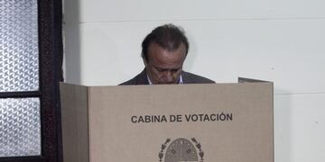 DYN912, SANTA FE 14/06/2015, EL CANDIDATO A GOBERNADOR POR LA PROVINCIA DE SANTA FE DE UNION PRO FEDERAL, MIGUEL IGNACIO TORRES DEL SEL, EMITE SU VOTO ESTA MAu00d1ANA EN LA FACULTAD DE INGENIERIA QUIMICA FOTO: DYN/ALBERTO RAGGIO/ENIVADO ESPECIAL. santa fe miguel del sel elecciones a gobernador en la provincia de santa fe votacion candidato del pro votando