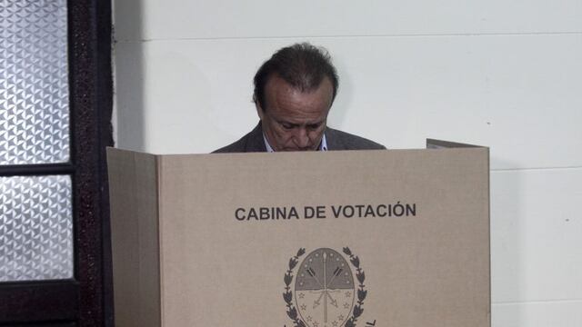 DYN912, SANTA FE 14/06/2015, EL CANDIDATO A GOBERNADOR POR LA PROVINCIA DE SANTA FE DE UNION PRO FEDERAL, MIGUEL IGNACIO TORRES DEL SEL, EMITE SU VOTO ESTA MAu00d1ANA EN LA FACULTAD DE INGENIERIA QUIMICA FOTO: DYN/ALBERTO RAGGIO/ENIVADO ESPECIAL. santa fe miguel del sel elecciones a gobernador en la provincia de santa fe votacion candidato del pro votando