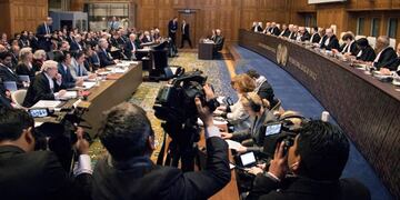 GRAF5955\u002E LA HAYA (HOLANDA), 19/03/2018\u002E- Vista general del comienzo de las vistas orales en el juicio que enfrenta a Chile y Bolivia ante la Corte Internacional de Justicia, el presidente de la CIJ, Abdulqawi Yusuf, agradeció la presencia en el tribunal tanto del presidente de Bolivia, Evo Morales, como del canciller de Chile, Roberto Ampuero\u002E EFE/David Morales Urbaneja holanda la haya Bolivia pide acceso al mar ante el tribunal de la ONU en La Haya reclamo salida al mar bolivia