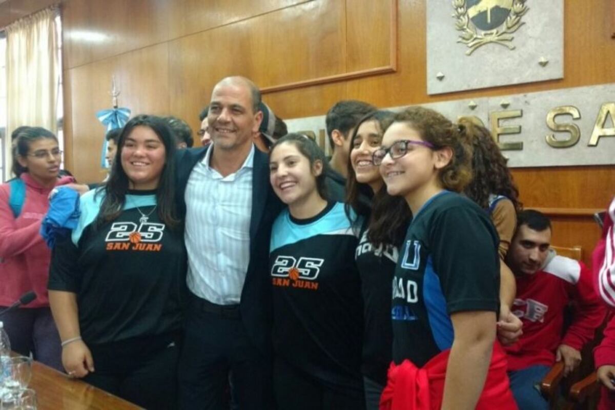 Autoridades provinciales y dirigentes del básquet nacional y local en la presentación\u002E