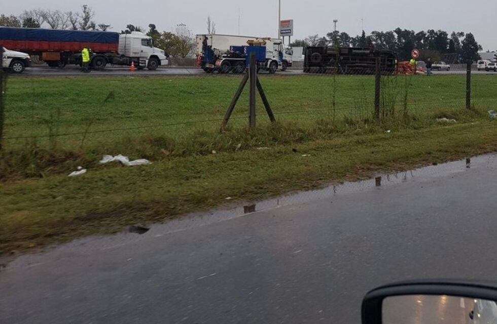 Acceso Oeste: volcó un camión repleto de frutas y verduras