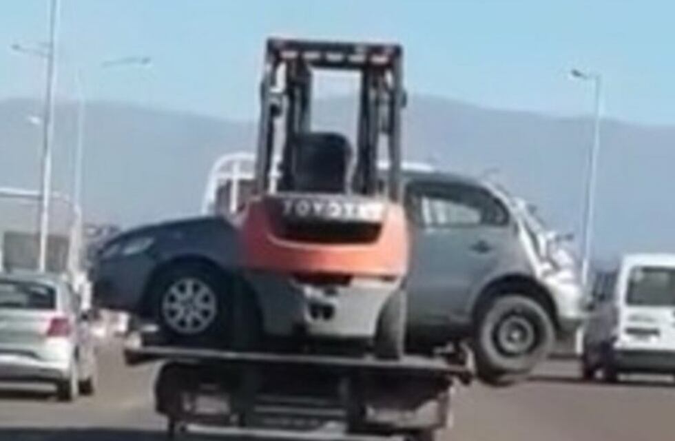 Mirá la insólita manera en que la Policía de Mendoza traslada un vehículo
