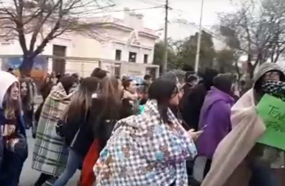 "Frazadazo" en la Secundaria 4: desde agosto no tienen calefacción