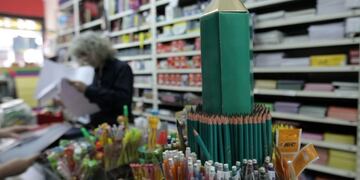 Fuertes subas en la canasta escolar para este 2023. Advierten que creció más del 130% respecto al año pasado.