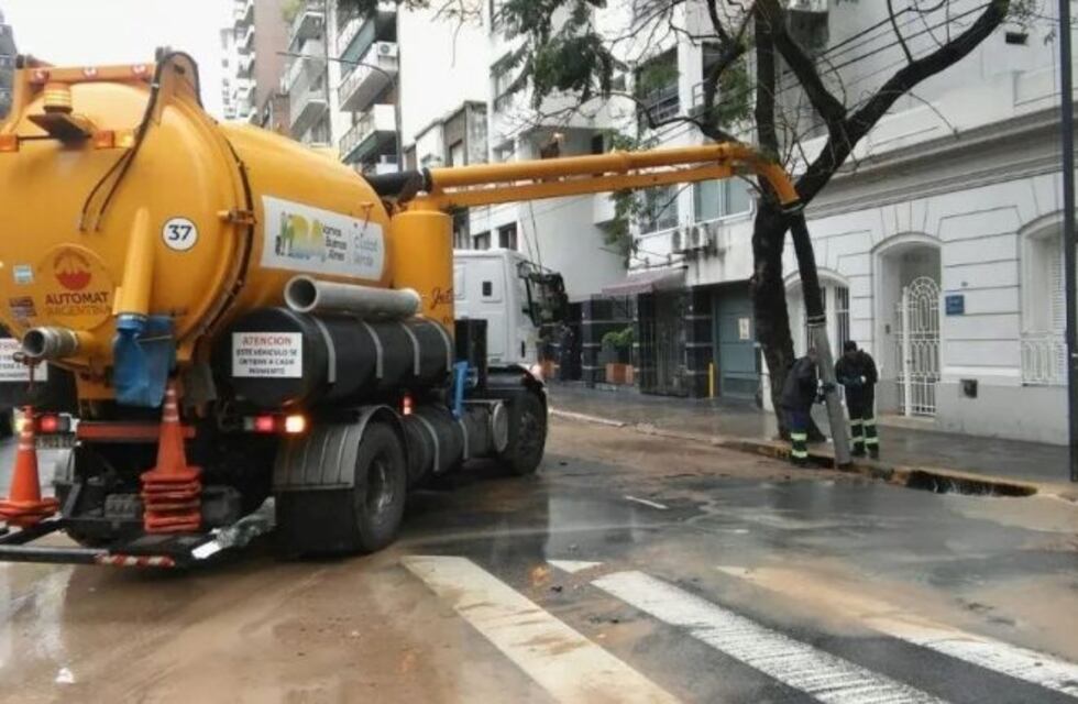 Asqueroso pero efectivo: un camión atmosférico usó su carga para apagar un incendio
