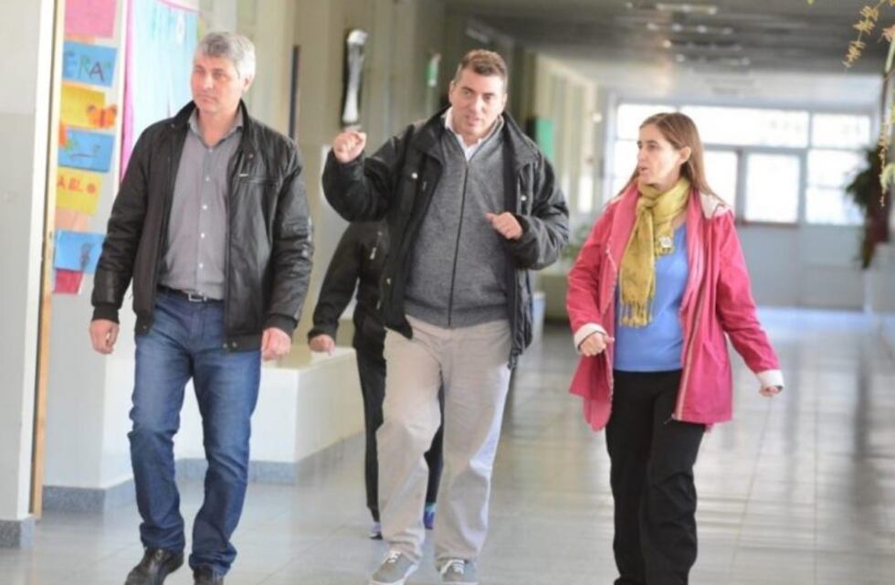 De Bella recorrió escuelas del sur de Chubut