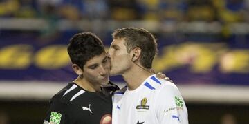 BUENOS AIRES 04/02/12\r\nPARTIDO DESPEDIDA DEL GOLEADOR DE BOCA JUNIORS MARTIN PALERMO ESTA NOCHE EN LA BOMBONERA Despedida de Palermo en la Bombonera \r\n\r\n\r\nBAS102 - BUENOS AIRES (ARGENTINA), 04/02/2012 - El exfutbolista argentino, Martín Palermo (d), besa a su hijo Ryduan (i) hoy, sábado 4 de febrero de 2012, durante un homenaje para el exjugador del Boca Juniors y la selección argentina, quien se retiró de la actividad profesional a finales de 2011, en el estadio La Bombonera, del club Boca Juniors, en Buenos Aires (Argentina)\u002E EFE/Leo La Valle buenos aires martin palermo Ryduan partido despedida del futbolista de boca juniors futbol despedida retiro del jugador