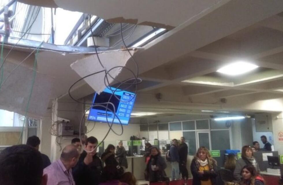 Un obrero cayó de un primer piso sobre un contribuyente en la Municipalidad