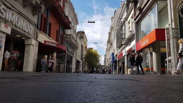 En la peatonal Córdoba se vio mucha menos circulación durante la cuarentena del año pasado por la pandemia. (Vía Rosario)