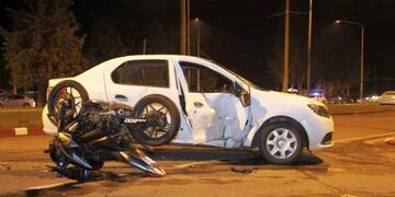 Choque de moto contra auto en la Avenida Perón (La Arena)