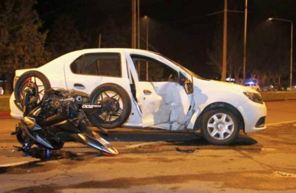 Una moto con dos ocupantes chocó contra un auto en la Avenida Perón de Santa Rosa