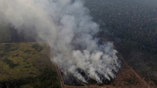Smoke billows during a fire in an area of the Amazon rainforest near Porto Velho, Rondonia State, Brazil, Brazil August 21, 2019\u002E REUTERS/Ueslei Marcelino