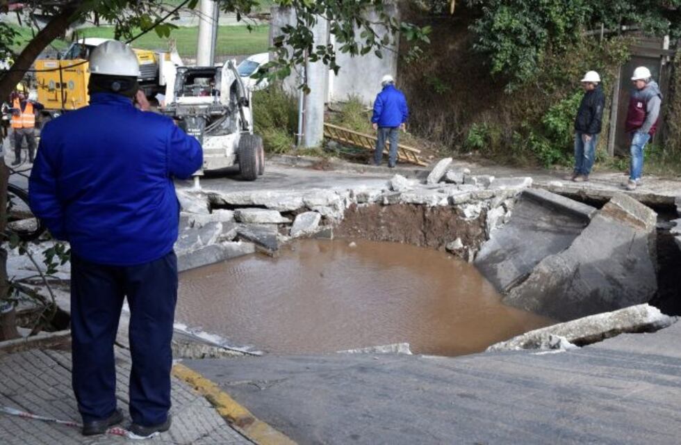 Cortan Costanera norte por el cráter: recomiendan otras vías