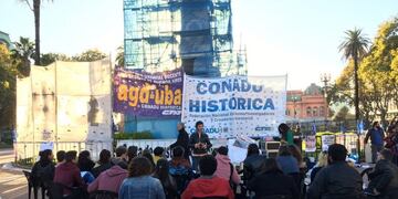 Docentes universitarios en plaza de Mayo