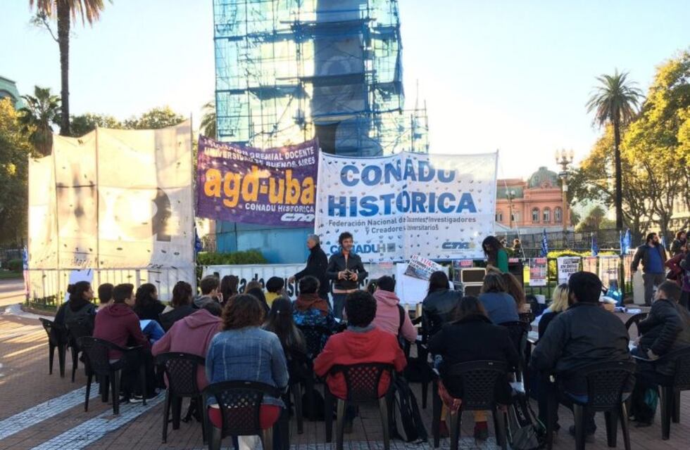 Con clases públicas en Plaza de Mayo, los docentes universitarios reclamaron un aumento salarial