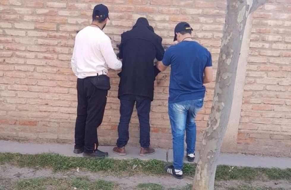 Las cámaras de seguridad de un local captaron a un mechero y lograron detenerlo