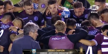 Almirón abrazó a sus jugadores tras la derrota\u002E (Captura de TV)