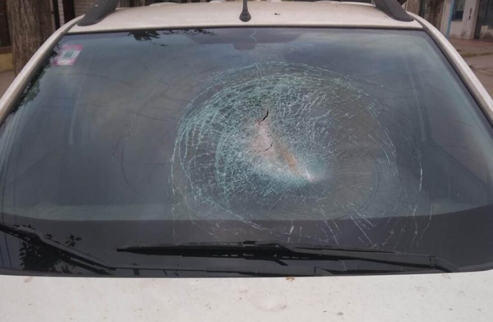 Otro ataque a piedrazos en la Autopista: conductor se salvó de milagro