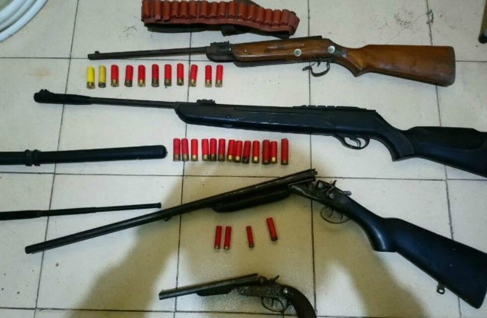 Lo buscaban por robo y terminaron secuestrando un arsenal en su casa