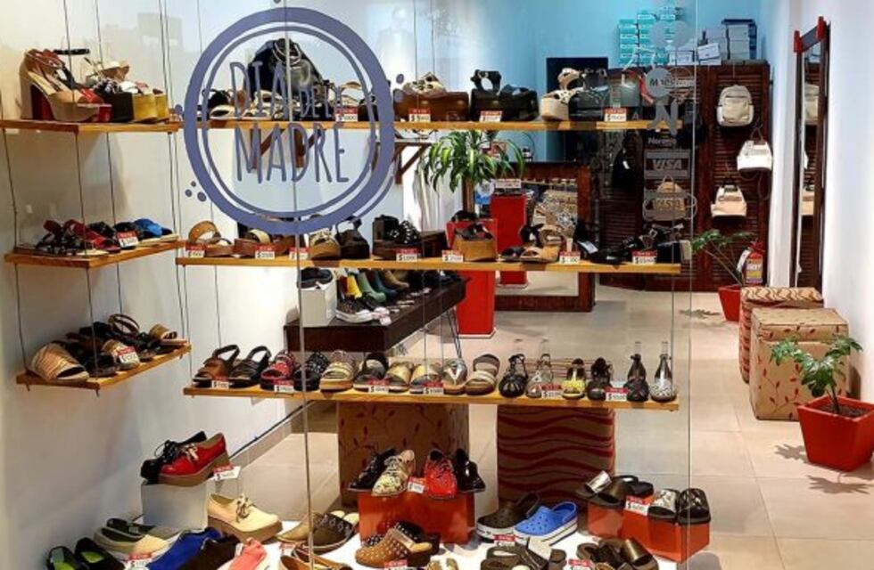 Enia María, calzados y accesorios, se mudó a la calle Juan B. Justo en Carlos Paz