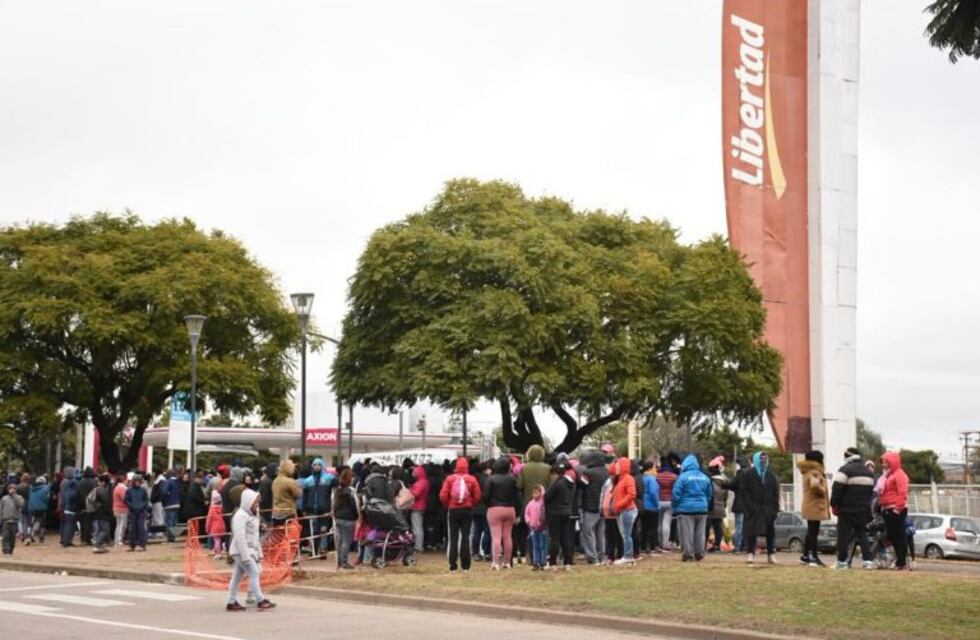 Tensión en zona sur por una populosa concentración frente a un hipermercado
