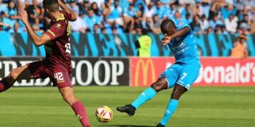 El colombiano Cuero, de los que más buscó en el primer tiempo ante el Tomba\u002E