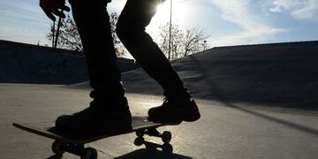 Paseaba de madrugada por una plaza en Las Heras y le robaron el skate