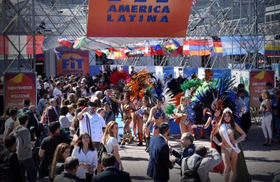 Destacado y revolucionario show del "Carnaval del País" en la Feria Internacional de Turismo