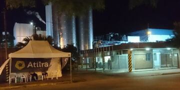 Los gazebos de ATILRA ya estaban instalados afuera de algunas industrias (@elithi)